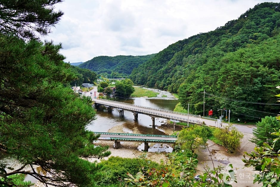Rocky stream valley and bridge near Jakcheonjeong Pavilion in Ulsan